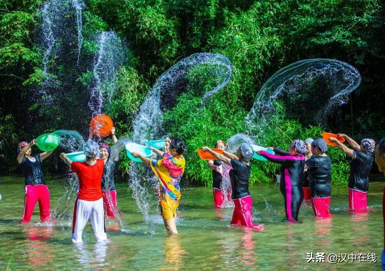 2020汉中水上表演,城固二里泼水