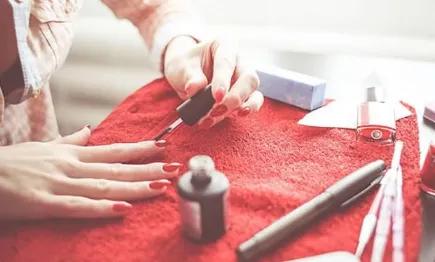 新手涂指甲油教程,指甲油怎么做