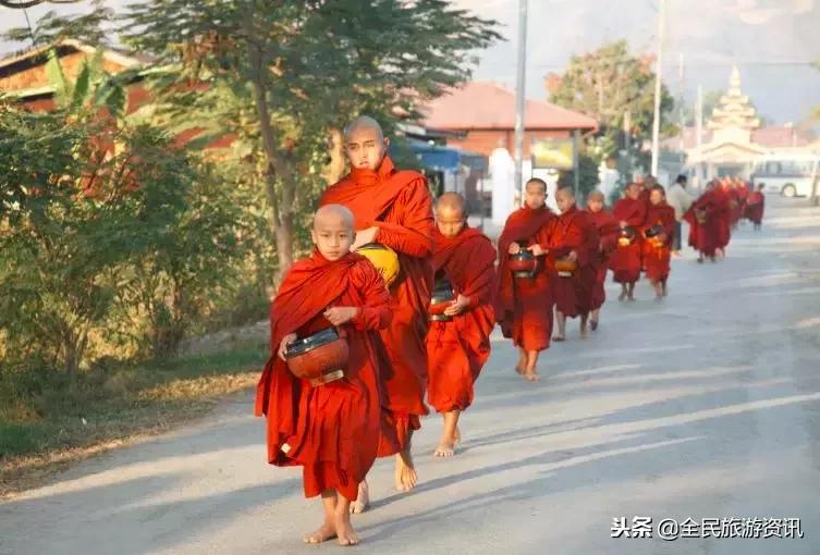 这个藏着绝美海滩和热气球的东南亚小国说走就走！