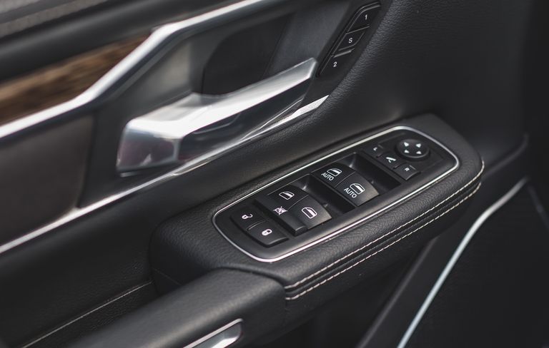 被锁在门里面该如何自救,被锁在门外面了怎么开锁不用钥匙