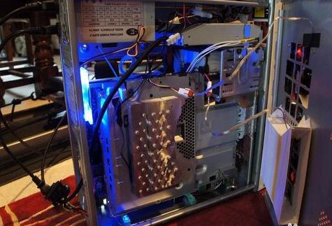 机箱漏电一碰就重启,电脑机箱漏电怎么判断是静电