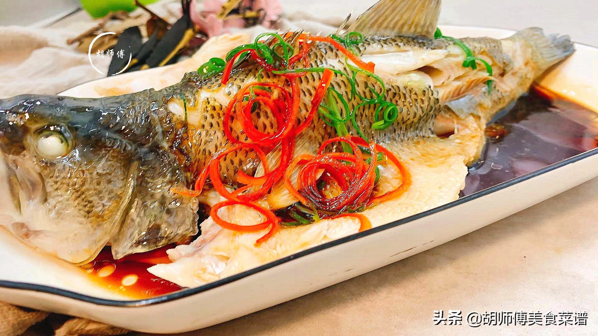 清蒸鱼正确做法用老抽还是生抽好,清蒸鱼里面要不要放蚝油