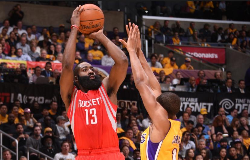 你投篮的时候盯着球看还是盯着框看？想不到这里竟有这么大学问