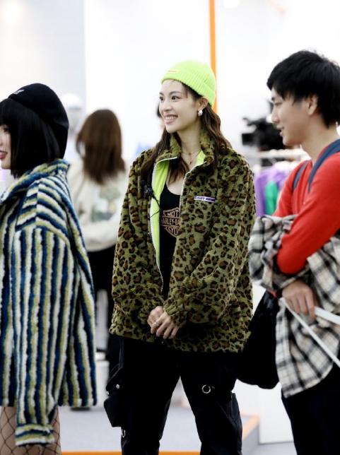 周冬雨同款军绿色外套,周冬雨荧光绿外套俏皮亮眼