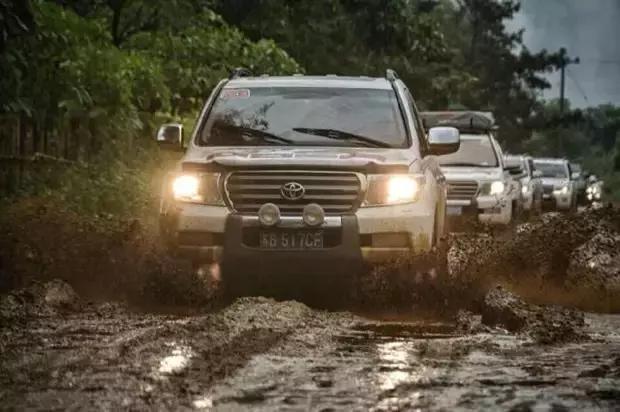 开车遇到坑坑洼洼的路该怎么开,开车过坑洼路面技巧