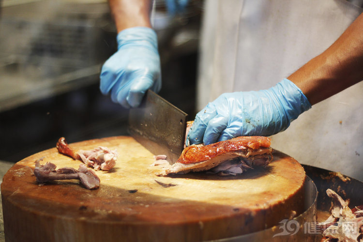 用松香给鸭子脱毛合法吗,松香给鸭子拔毛的危害