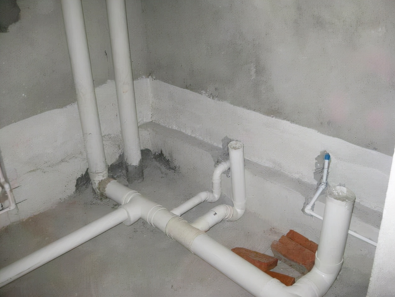 阳台下水管弯头漏水各种修补方法,阳台墙壁渗水怎么快速找出漏水点