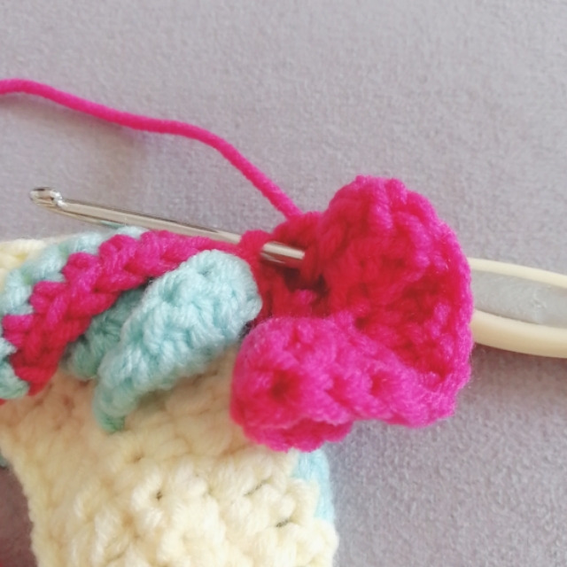 一片式玫瑰花钩织教程,一片一片玫瑰花钩织教程完整