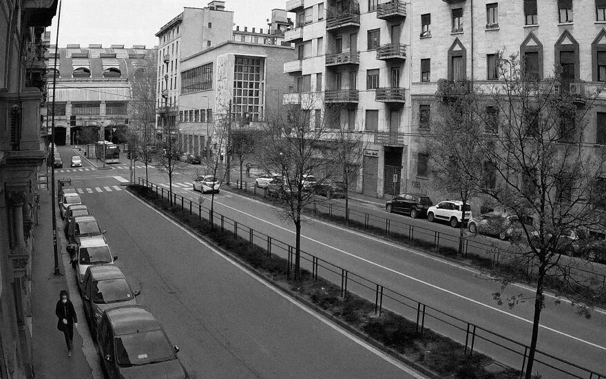 街头监控拍下天使救人,监控拍到国外街头的视频