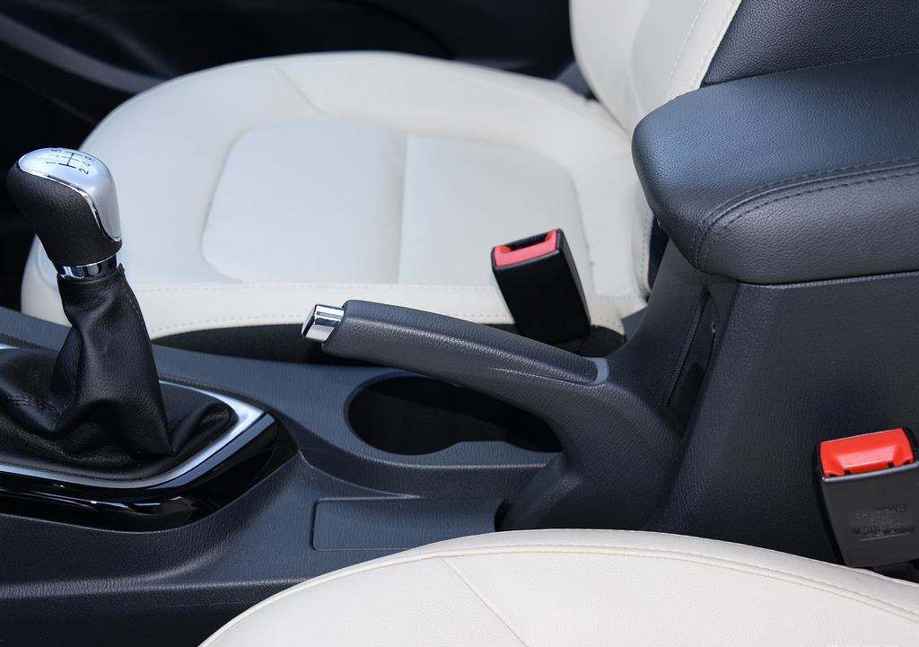 汽车在行驶中突然拉手刹会怎么样,汽车行驶中突然拉电子刹车伤车吗