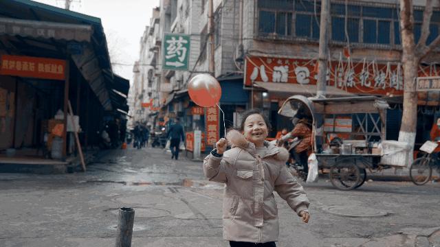 向对面出租屋射了一箭：80后妈妈王莹在城中村的实验艺术