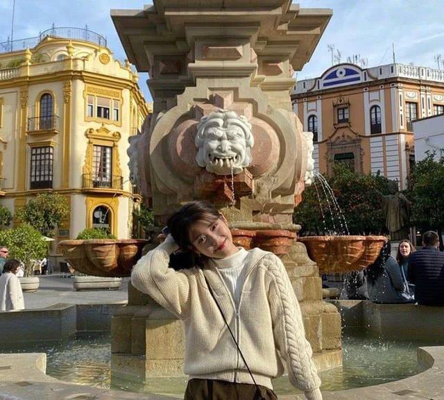 她是“韩国版”刘诗诗,今穿针织衫灯芯绒裙,27岁甜美似高中生