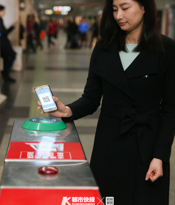 出生在西湖边的这个“伢儿”今天15岁了!杭州人的生活因它而改变