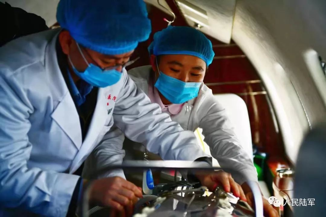 仅900克的巴掌宝宝出院,体重仅900克的巴掌宝宝被成功救治