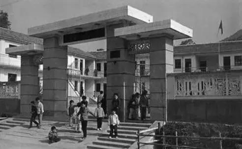 还记得曾经让你泪流满面的照片吗,还记得那个让你刻骨铭心的女孩吗