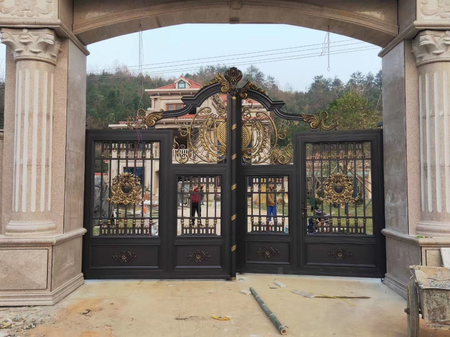 双开铝艺大门安装,双开铝艺大门