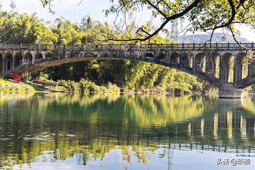 这个古镇好奇怪，门前放元宝，商号大门开洞，城隍爷与关二爷作伴