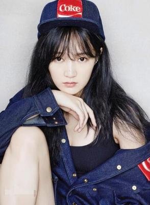 女星下班躲草丛吸烟，烟雾缭绕太明显，助理帮掩护被指烟瘾太大