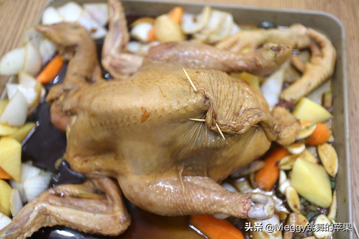 烤全鸡酥嫩鲜香,炭火烤全鸡怎么烤出外酥里嫩