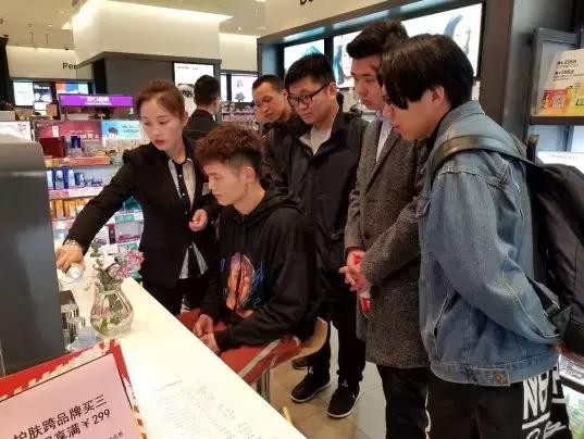 简历如何脱颖而出？面试得注意什么？大学生们参观屈臣氏收获满满