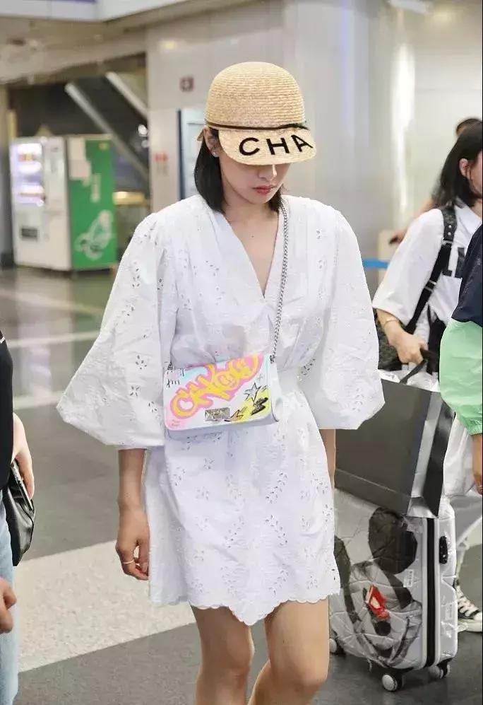 夏天一定要穿白色衣服,夏天穿白色才是最醒目的