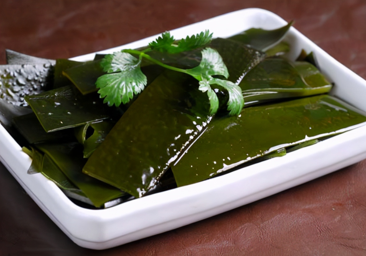 下巴不停长白色粉刺,下巴闭合粉刺挤出来白色的