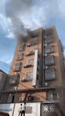 95后独腿小伙练足球用坏57副拐杖,励志神奇小子