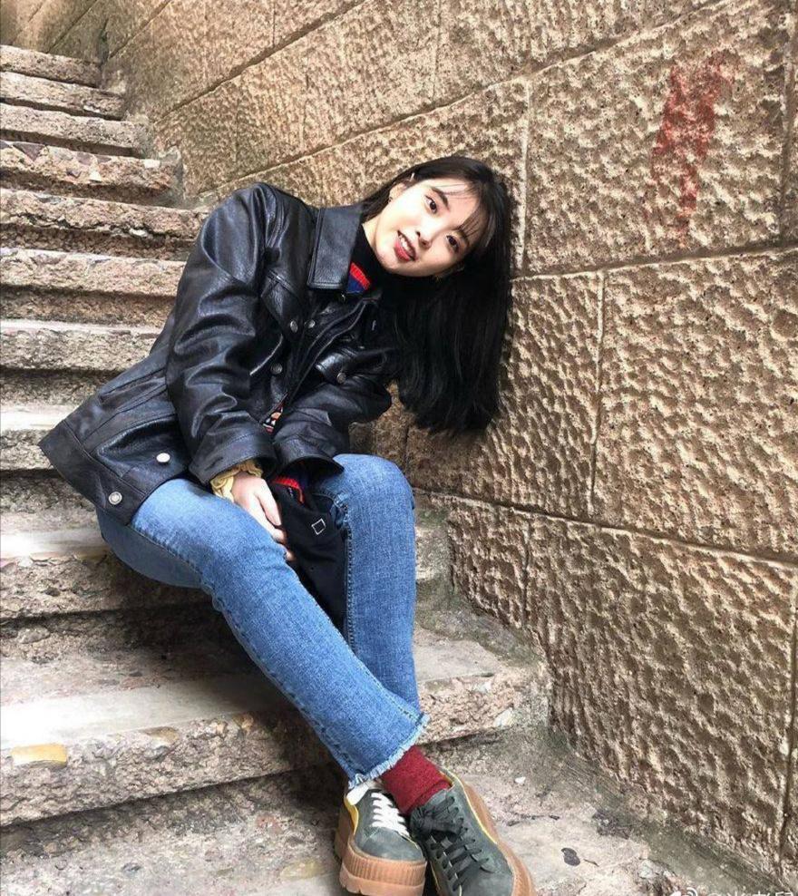 IU李智恩现身米兰,身穿军绿色风衣,是印象中的初恋脸没错了