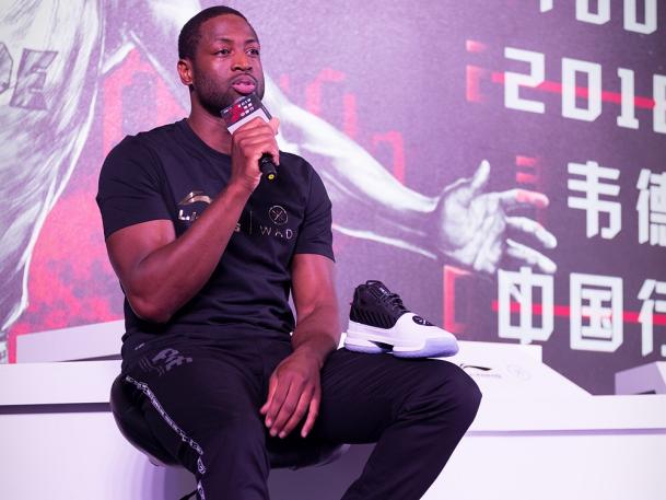 安踏官宣正式签约欧文,安踏代言的nba球星和球鞋