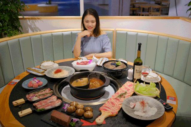 东莞首家火锅+烤肉一体涮就在万江家汇城，几百人排队等着吃