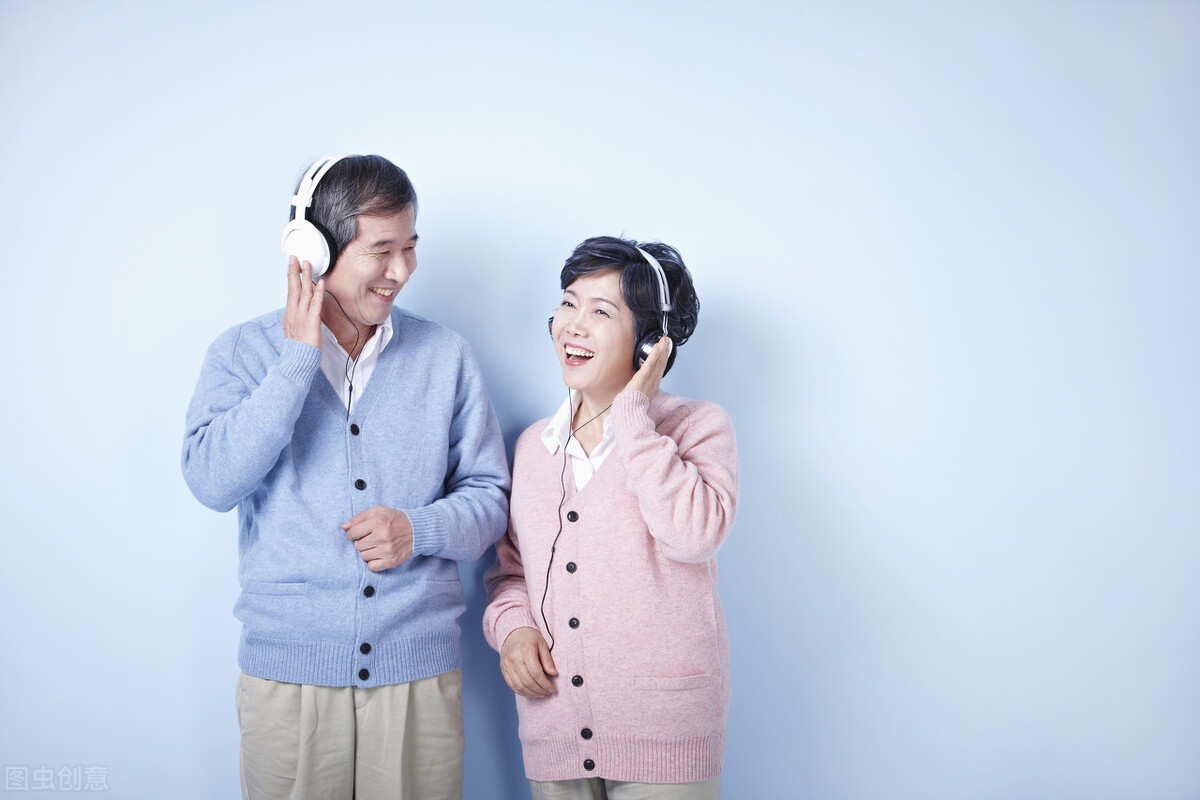 人到中年夫妻为什么不愿意亲近了,中年男人亲吻女人什么心理