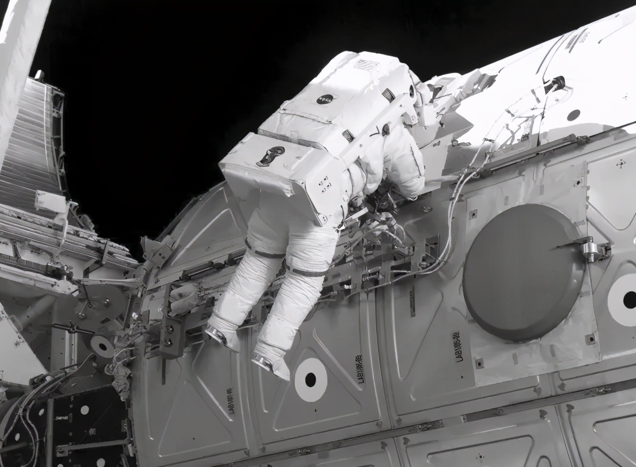 宇航员宇航服科普,宇航员拎着的小盒子