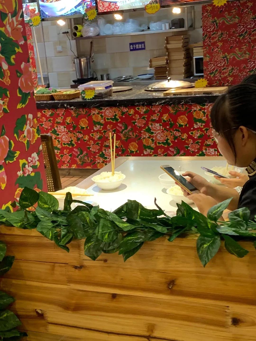 陵西街又换新餐厅“金手勺”“桥头排骨”两家评测