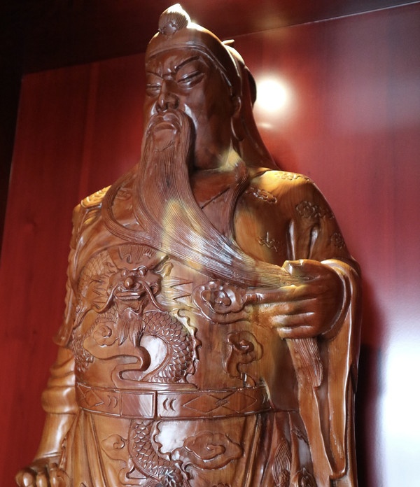 关二爷雕像眼睛为什么要闭,关二爷雕像是睁眼好还是闭眼好