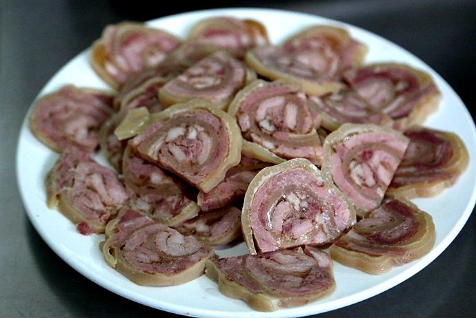 鹿尾制馔，袁枚是用菜叶子包起来蒸着吃