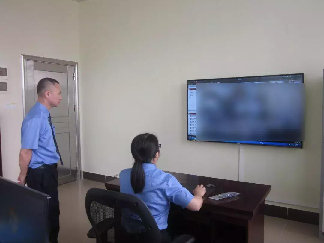 进入“高墙”内的世界，他们的一天工作开始了…