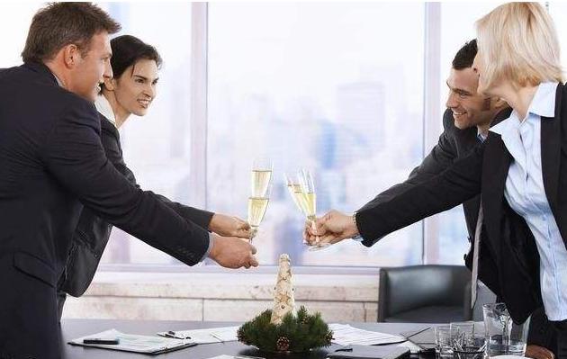 面试官：你捡了10万，失主说少了5万咋办？小伙高情商回答被录用