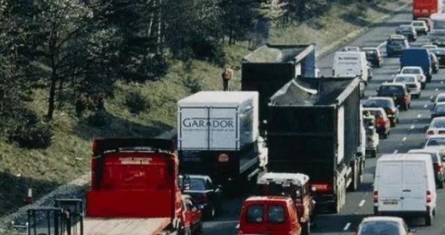 半坡堵车怎么操作手动挡,手动挡半坡遇堵车怎样停车