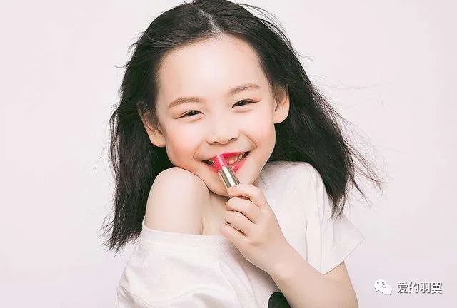 小孩化妆的时候臭美,小女孩穿高跟鞋还化妆