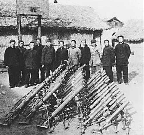 开国上将回故乡，看到警车封路并且隔开群众，怒问：耍什么排场？