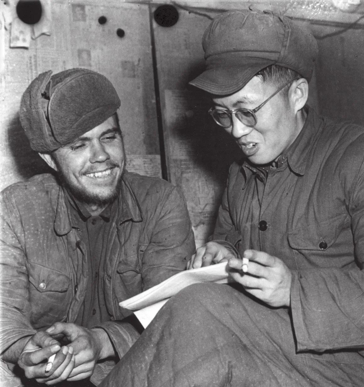 圣诞晚会上，碧潼战俘营的“联合国军”战俘们高呼：志愿军万岁