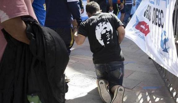 马拉多纳上帝之手拿冠军了吗,马拉多纳是梅西的什么人