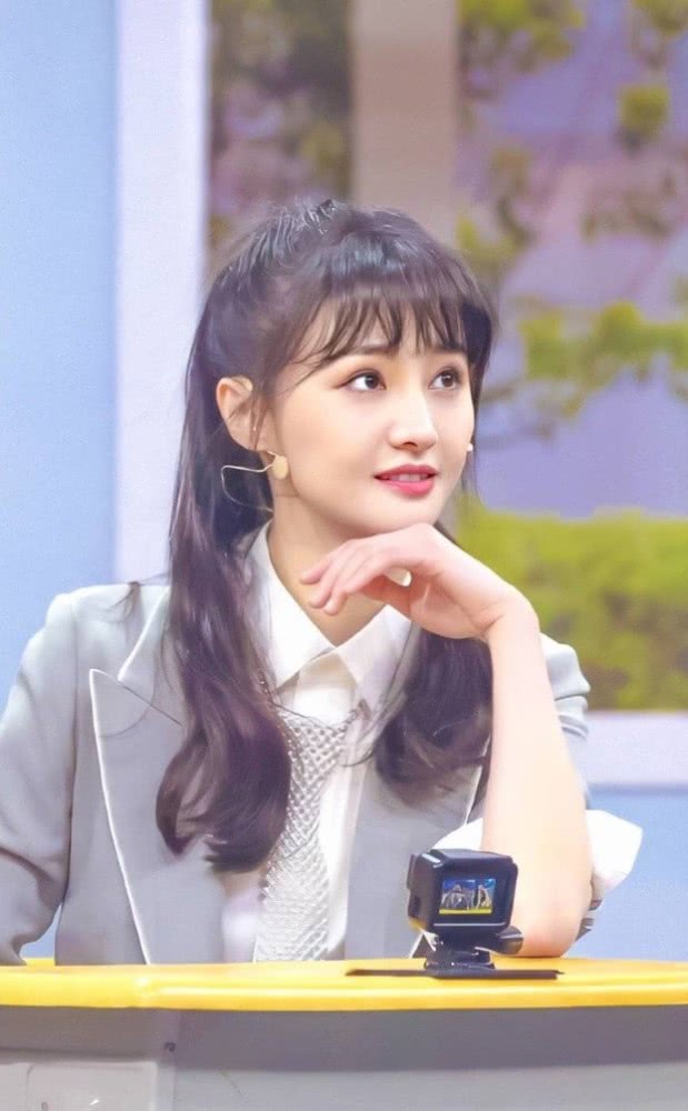 丝巾搭配西装裙子,小丝巾搭配西装外套的最新方法