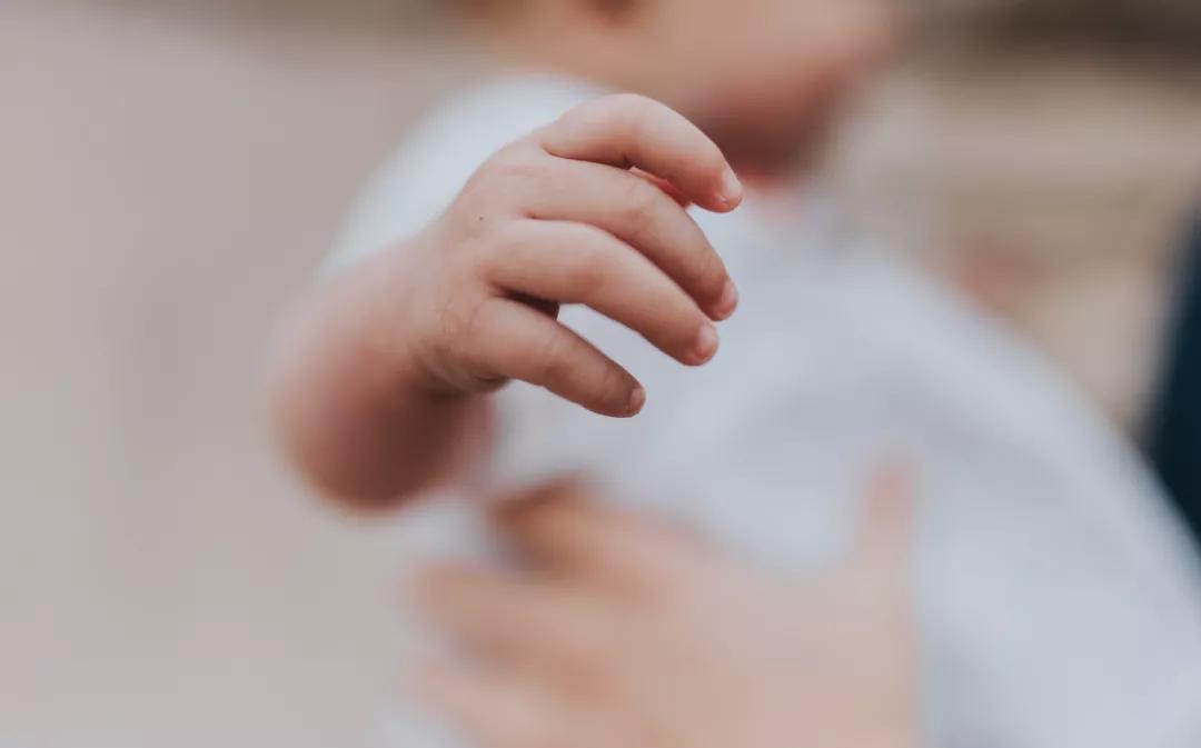 婴儿从床上摔下来的正确处理方法,宝宝从床上摔下来正确对待的方式