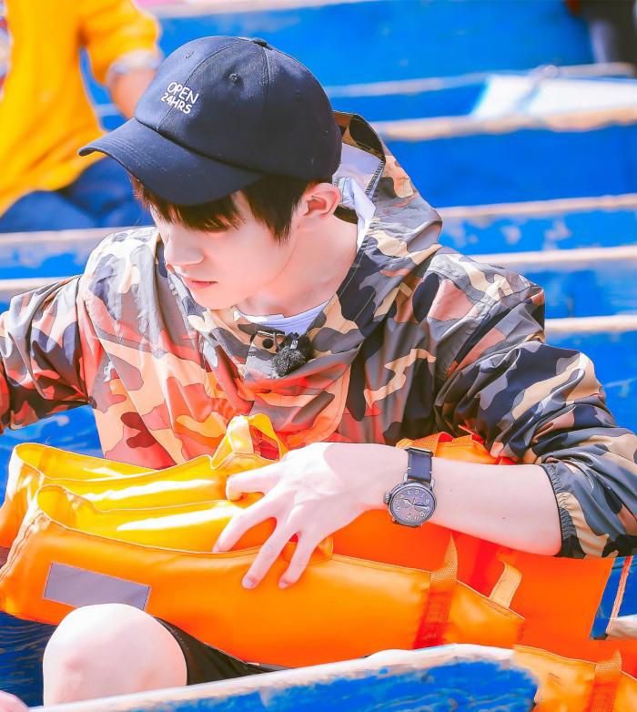 易烊千玺肖战顶流之争,易烊千玺顶胯跳舞视频合集