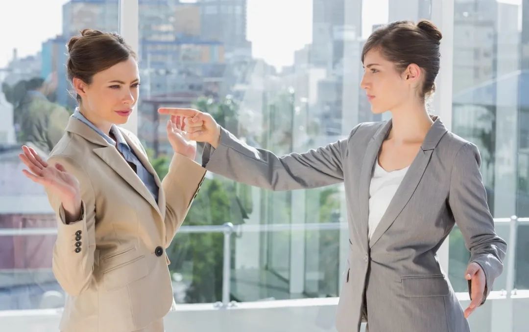 怎么面对同事对你的指责,同事对你的调侃怎么处理