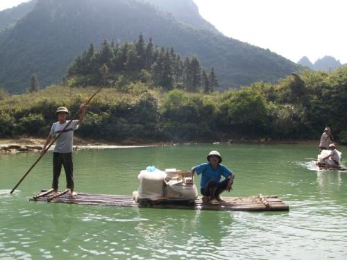 中国西南边贸热闹多,外国人流行讲汉语、用人民币、留学中国。