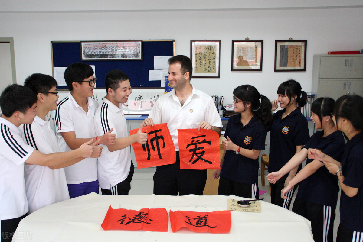 高校男生在女厕*窥偷**老师,最后竟无罪释放