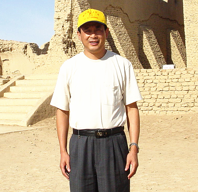 绿树成荫的大学篮球场,操场篮球场足球场