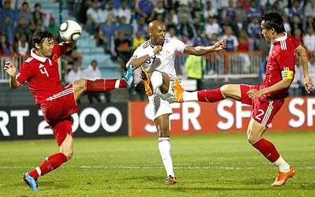 10年前,国足本想去度假,却靠神级落叶球灭了世界冠军